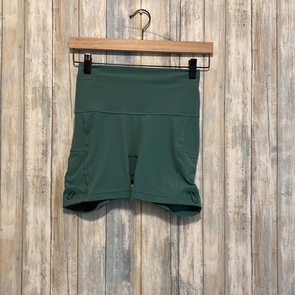 GYMSHARK LEGACY RUCHED TIGHT SHORTS in Hoya Green | Size Small - Picture 4 of 8